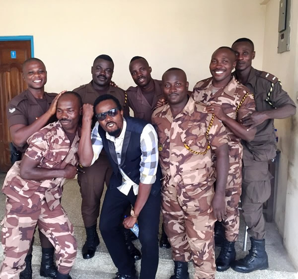 Kwaw Kese with prison officers