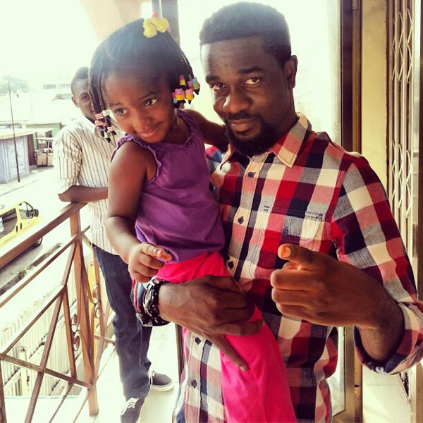 Sarkodie with a kid