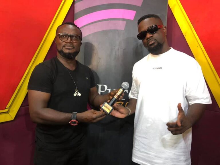 HAMMER NTI OF PURE FM GIFTS SARKODIE A CUSTOMIZED MICROPHONE FOR BEING GHANA’S FASTEST RAPPER