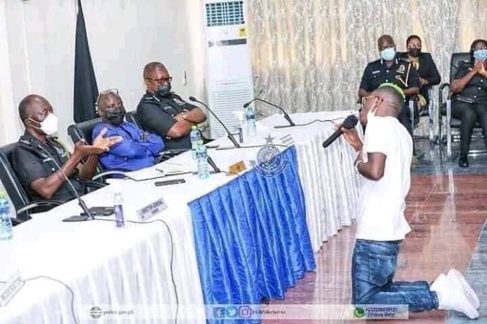 PHOTO OF SHATTA WALE KNEELING BEFORE IGP DAMPARE SURFACES ONLINE